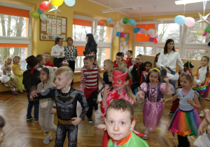 Prezentowanie strojów podczas tańców.