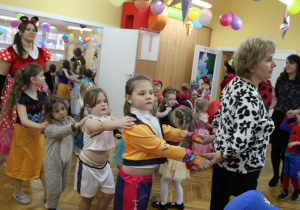 Panie Renia i Karolina prowadzą kolorowe pociągi do piosenki: „Pociąg”.