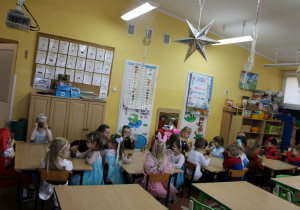 Dzieci z grupy Słoneczka piją soczek.