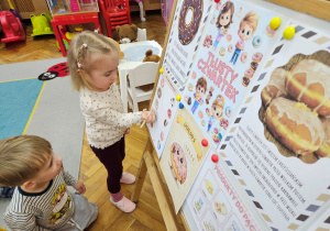 Luiza łączy połówki pączków na karcie pracy