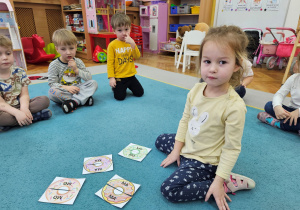 Jagódka świetnie poradziła sobie z ułożeniem pączkowych puzzli