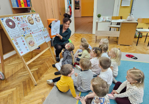 Pani Kamilka czyta dzieciom śmieszny wierszyk o pączku