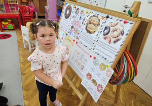 Kaja zastanawia się który pączek pasuje do zagadki