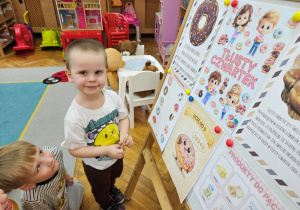 Nikoś rozwiązuje zagadkę przy tablicy