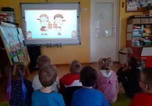 Krasnoludki oglądają film o tradycjach związanych z Tłustym Czwartkiem.