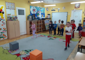 Dwa zespoły Krasnoludków biorą udział w wyścigu z „pączkiem”.