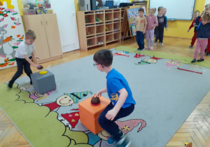 Mieszko i Franek ścigają się w zabawie z „pączkiem”.