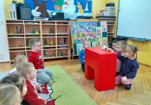 Krasnoludki biorą udział w mini teatrzyku pt. „Pączki i faworki u babci Honorki”.