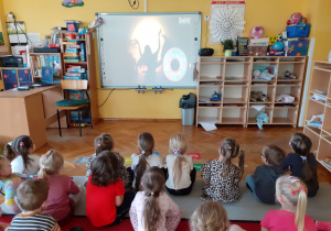 Grupa Słoneczek ogląda film edukacyjny o Tłustym Czwartku.