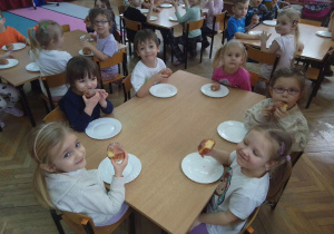 Degustacja pączków przez dzieci