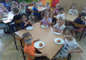 Dzieciom smakują pyszne pączki