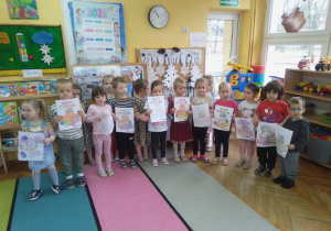 Dzieci prezentują swoje prace utrwalające nazwę TŁUSTY CZWARTEK.