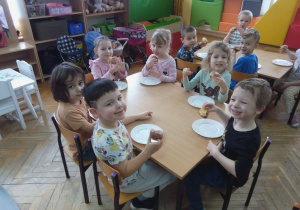 Degustacja pączków przez dzieci