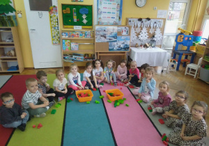 Grupa utrwala przeliczanie w zakresie 3 podczas zabawy „Policz pączki”.