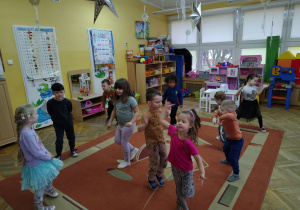 Dzieci tańczą do piosenki.