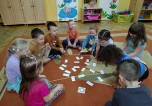 Dzieci grają w pączkowe memory.