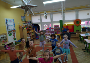 Przedszkolaki podczas „pączkowej gimnastyki”.