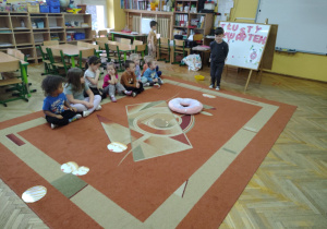 Tymek pokonuje pączkowy tor przeszkód.