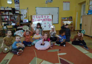 Pamiątkowe zdjęcie „Żabek” z pączkami.