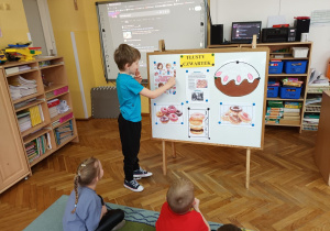 Kasjan pokazuje napis Tłusty czwartek.