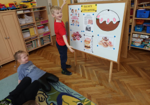 Kuba stwierdza, że lubi wszystkie pączki pokazane na tablicy.