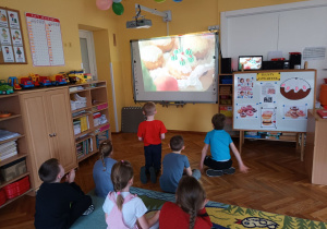 Dekoracyjny lukrowany pączek wszystkim dzieciom się podobał.