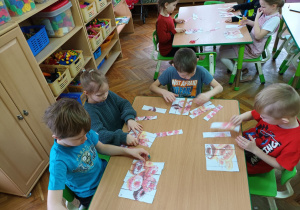 Układanie pączkowych puzzli.