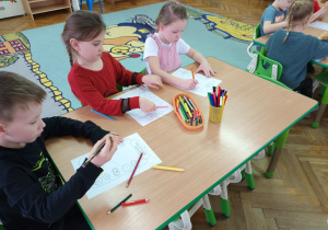 Anastazja, Michalina i Julek łączą w pary takie same pączki.