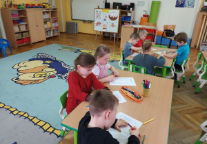 Dzieci kolorują pary pączków.