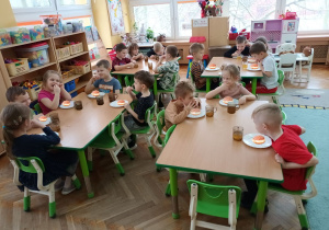 Misiaczki zjadają smaczne pączki.