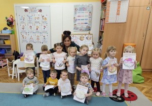 Dzieci wraz panią Kamilką prezentują swoje prace plastyczne "Mój pączek"