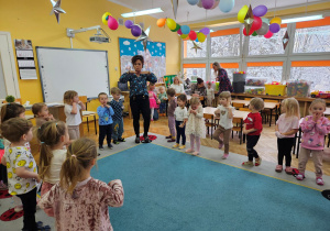 Zabawa muzyczno-ruchowa podczas której dzieci wraz z panią Kamilką wykonują ćwiczenia