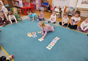 Blanka układa puzzle-kolory