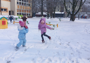 Liwia podskakuje na śniegu.