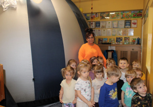 Grupa "Biedronek" i pani Kamilka stoją przed mobilnym planetarium