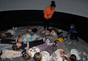 Dzieci z grupy "Biedronek" przygptowują się do obejrzenia bajki