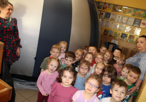 Grupa ,,Słoneczek " pozuje do zdjęcia przed ,,Planetarium".