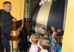 Dzieci słuchają o czym będzie film.