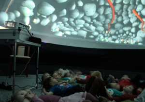 ,,Słoneczka " wygodnie leżą i oglądają film.