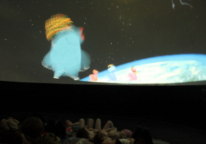 Dzieci oglądają przygody krecika.