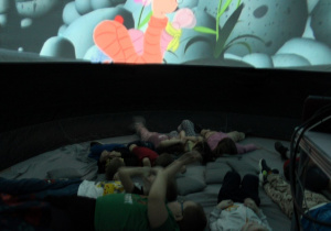 ,,Żabki " oglądają film o kreciku.