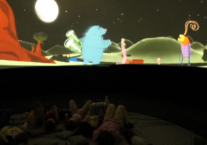 ,,Żabki " oglądają przygody krecika.