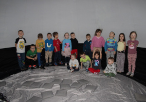 ,,Żabki " w środku ,,kopuły " pozują do zdjęcia.