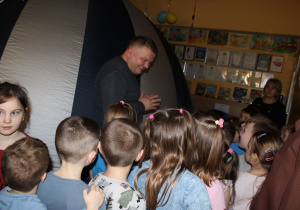 Prowadzący opowiada dzieciom, co zobaczą w kinie sferycznym.