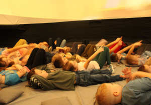 Misiaczki wskazują planetę Mars.