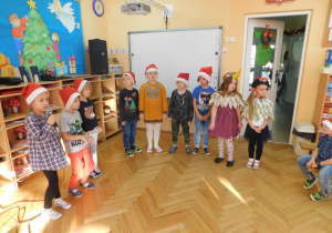 Dzieci z grupy Słoneczek przedstawiają inscenizację o Mikołaju