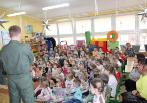 Pilot opowiada dzieciom o swojej pracy.