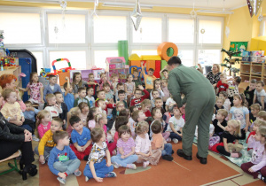 Dzieci oglądają akcesoria przyniesione przez pilotów.