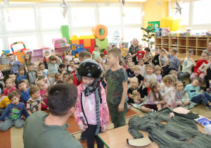 Ada przymierza kask pilota.