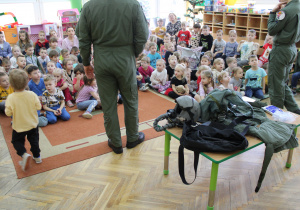 Na stoliku leży ekwipunek pilota.